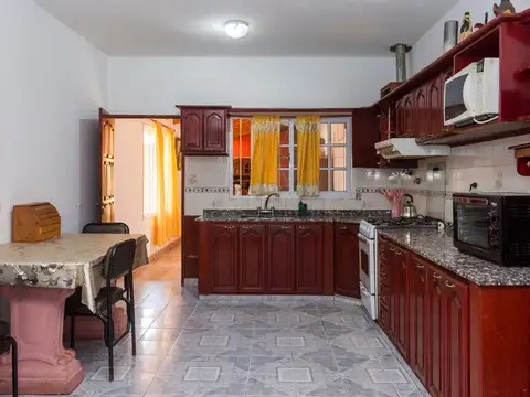 Casa en Venta con 3 cocheras