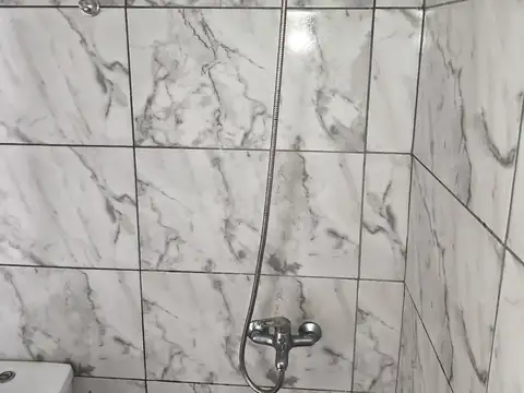 DEPARTAMENTO 2 AMBIENTES TIPO CASA – FRENTE A LA UNDAV Colón 474 – Piso 1º por escalera – Avellaneda