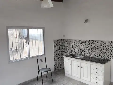 DEPARTAMENTO 2 AMBIENTES TIPO CASA – FRENTE A LA UNDAV Colón 474 – Piso 1º por escalera – Avellaneda