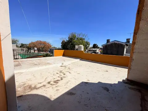 Casa en Alquiler con 3 cocheras