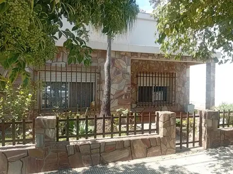 Casa 3 dormitorios, patio y cochera en chajarí