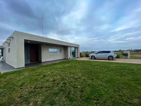 Casa en Alquiler con 2 cocheras