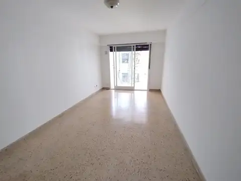  1 AMBIENTE CON BALCON SUPER LUMINOSO EN CABALLITO 