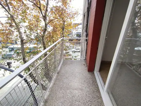  1 AMBIENTE CON BALCON SUPER LUMINOSO EN CABALLITO 