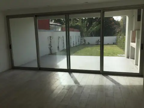 Casa en Alquiler con 2 cocheras