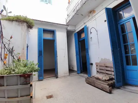 TIPO CASA CON LOCAL EN ESQUINA