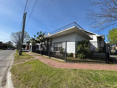 VENTA CASA 4 AMB CON COCHERA BARRIO PARQUE BERNAL