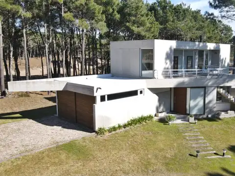 Casa en Venta 3 Dormitorios con Pileta en Villa Robles Barrio Privado