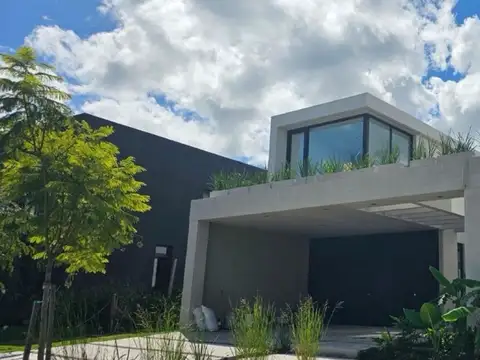 Casa a laguna central en venta barrio Marinas , Puertos del Lago