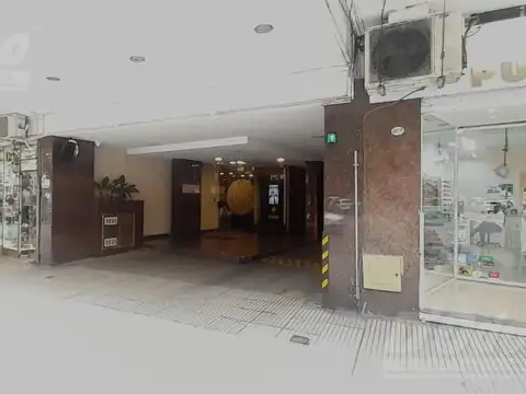 Departamento de 2 dormitorios, dep. servicio, cochera y baulera en alquiler en Caballito.