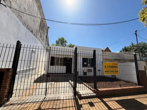 Martínez: Casa Lote Propio de 8.66x28. 3 Amb. Jardín, Ampliación. Techo de Losa.