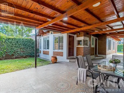 Casa en Venta con 2 cocheras
