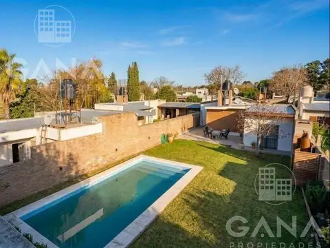 Venta Casa de 3 dormitorios con dos cochera cubierta y Pileta. APTO CREDITO.