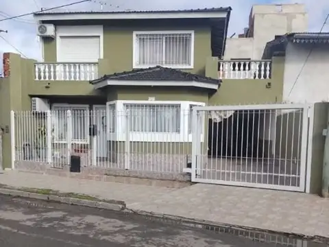 VENTA CASA EN PILAR CENTRO PARQUE Y PILETA