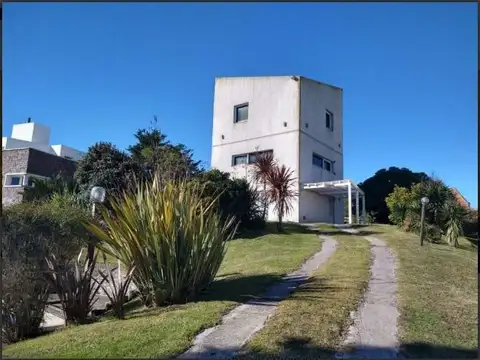 Casa 5 ambientes con 4 baños