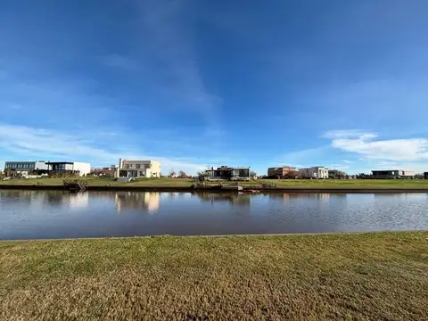 Lote al rio de 900m2 en venta en B° náutico El Naudir.