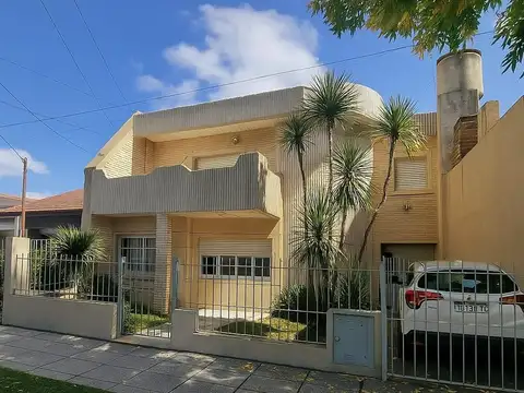 CASA | 3 DORM | LOTE 210 | 166 m2 |  PARRILLA Y PILETA