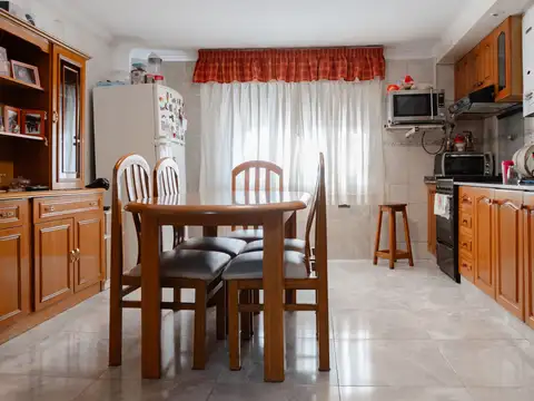 CASAS EN VENTA  5 DORMITORIOS PATIO Y COCHERA