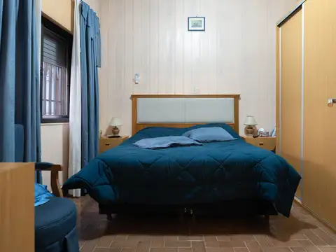 CASAS EN VENTA  5 DORMITORIOS PATIO Y COCHERA
