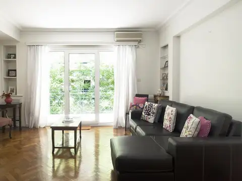 En una de las mejores calles de Recoleta y excelente estado.