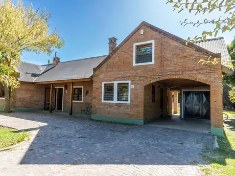 Casa en Venta 4 amb con Pileta Barrio LA VERDAD