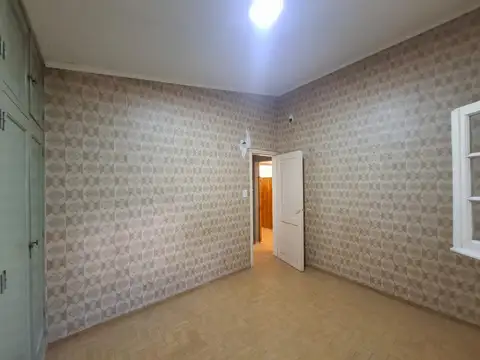 Casa 6 ambientes con 2 baños