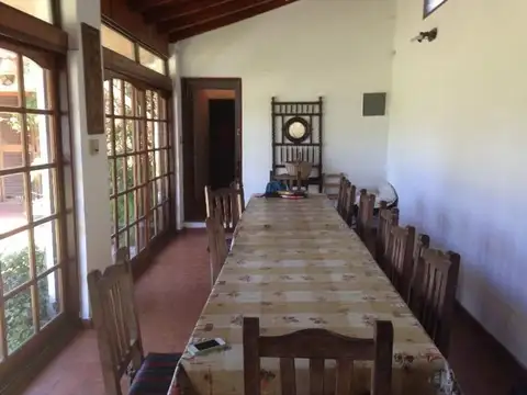 Casaquinta con piscina, cancha de paddle y gran parque con arcos de fútbol con red