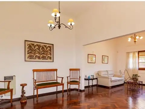 Casa en Venta con 3 cocheras