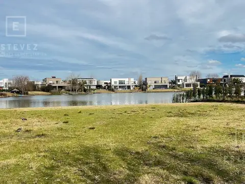 Lote a la laguna de orientación este