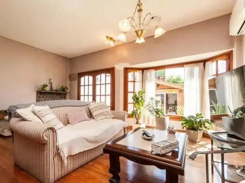 Casa 5 ambientes con 2 baños