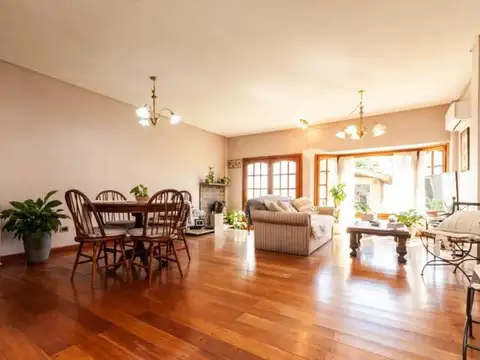 Casa 4 Amb con Quincho y Dependencia de Servicio en Banfield