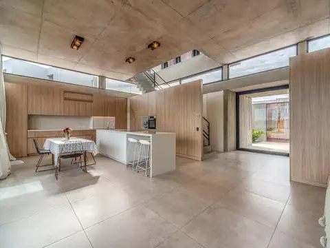 Casa en Venta con 2 cocheras