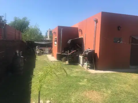 CASA DIVIDIDA EN  3 DEPARTAMENTOS - ING. MASCHWITZ - ZONA LA PISTA