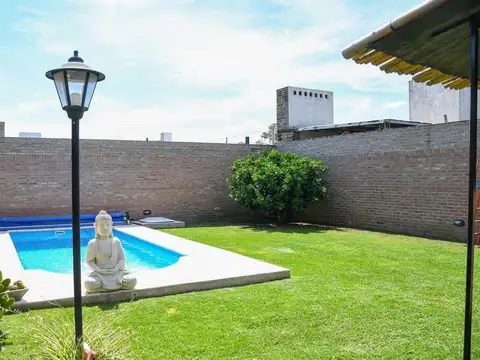 VENTA – Casa de 2 dormitorios con pileta y cochera. Soldini.