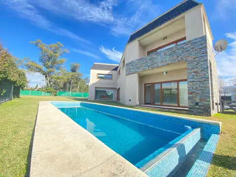 Casa en  alquiler de 4 dormitorios y piscina