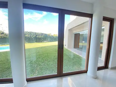 Casa en Alquiler con 2 cocheras
