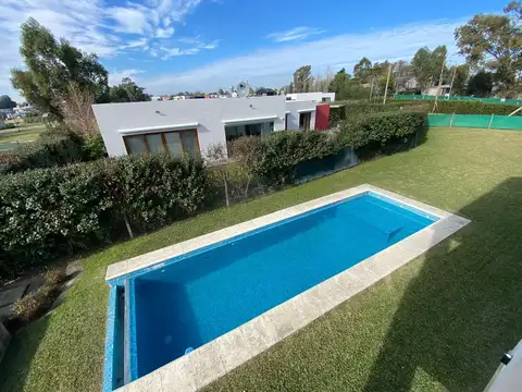Casa 5 ambientes con 4 baños