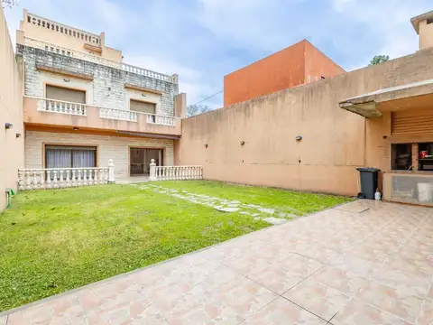 Casa 5 ambientes con 2 baños