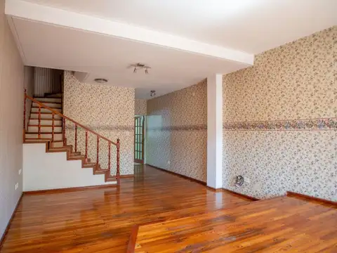 TRIPLEX 5 AMB C/DEP JARDIN Y 2 COCHERAS A/CREDITO