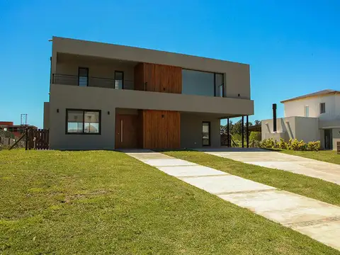 Venta casa a estrenar. 3 dormitorios con dependencoas. La Calesa, Pilará