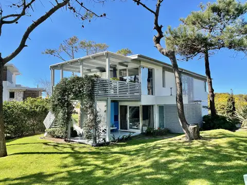 Moderna casa con vista al mar ubicada en Carilo en venta y alquiler, temporada 2027.