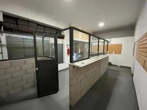 LA PINTA ES LO DE MENOS... casa chorizo con local al frente
