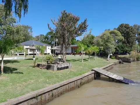 Casa en Alquiler con 10 cocheras