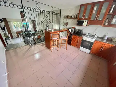 CASA EN VENTA URIBURU AL 1100 2 DORMITORIOS COCHERA Y PATIO