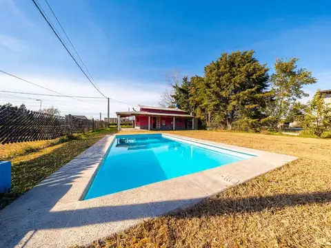 CASA EN VENTA 2 DORMITORIOS CON PILETA ROLDAN