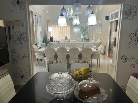 Casa en Venta con 4 cocheras