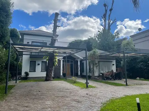 CASA EN VENTA CON  SUITE PRINCIPAL EN PB