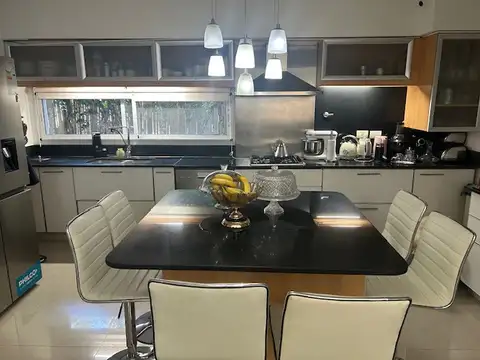 CASA EN VENTA CON  SUITE PRINCIPAL EN PB