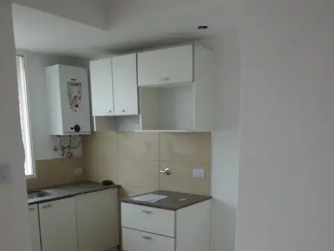 Alquilo amplio semipiso 1 dormitorio