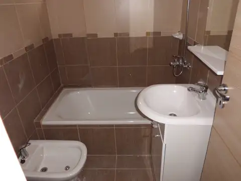 Alquilo amplio semipiso 1 dormitorio